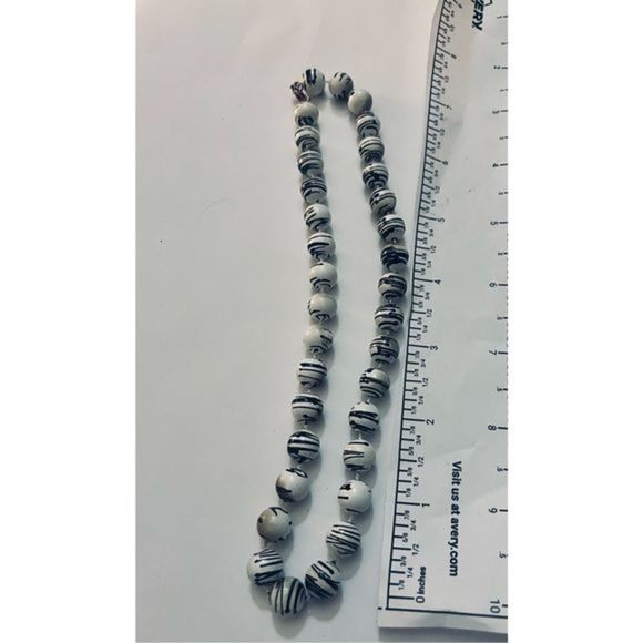 CUTE SWIRL BLACK AND WHITE BEAD CHOKER NECKLACE - Picture 7 of 7